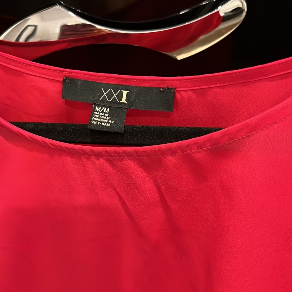 Forever 21 pink silky feel top with side seam detail - Picture 3 of 4